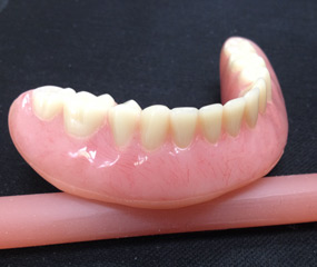 Prótesis dental completa de abajo con base blanda dentadura
